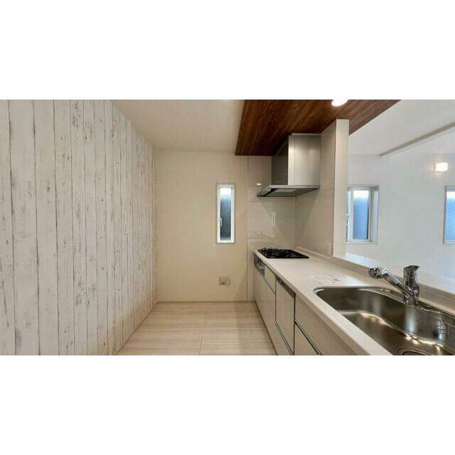 収納力のあるシステムキッチン！生活感を感じさせないおしゃれな生活を