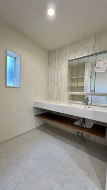 オシャレと機能性を重視した洗面化粧台は朝の忙しい時でもらくらく支度が出来ます。