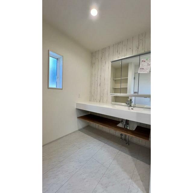 オシャレと機能性を重視した洗面化粧台は朝の忙しい時でもらくらく支度が出来ます。