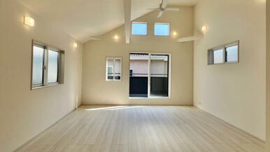 勾配天井の開放的なリビング