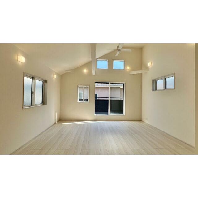 勾配天井の開放的なリビング