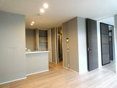 グレーの壁紙でシックな空間を演出！