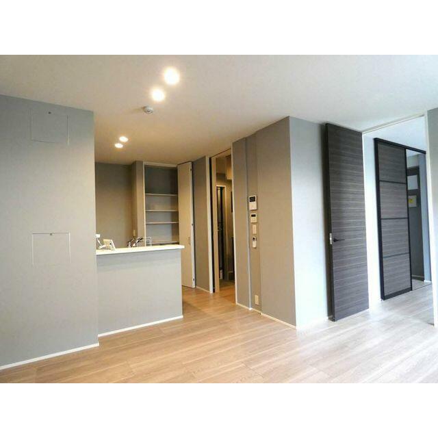 グレーの壁紙でシックな空間を演出！