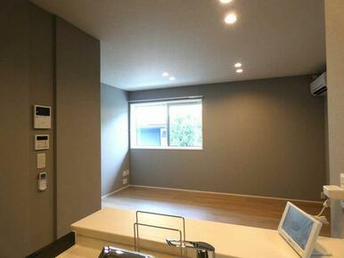 キッチンからのリビング光景