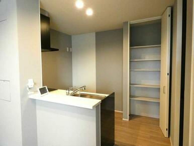 キッチンには収納棚も付いていて雑多な収納に便利です！！