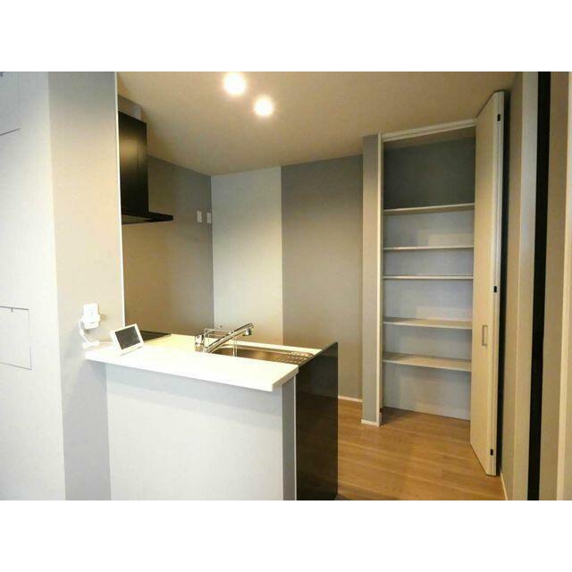 キッチンには収納棚も付いていて雑多な収納に便利です！！