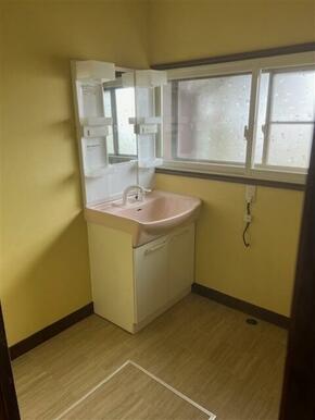 洗面化粧台寒くないように二重サッシになっています