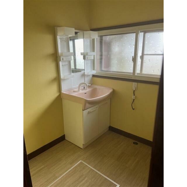 洗面化粧台寒くないように二重サッシになっています