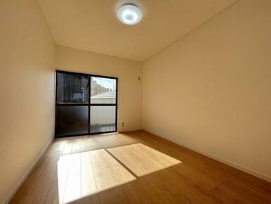 「洋室」2階6帖中部屋洋室の様子です。全室南向きで日当たり良好です