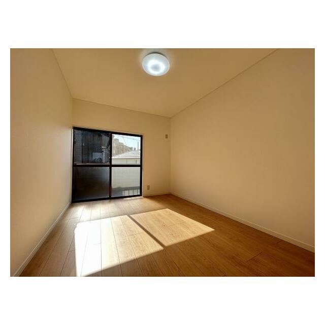 「洋室」2階6帖中部屋洋室の様子です。全室南向きで日当たり良好です