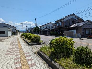 前面道路、歩道（北西側から）