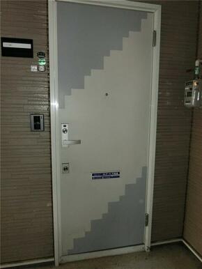 外から見た玄関ドアです。