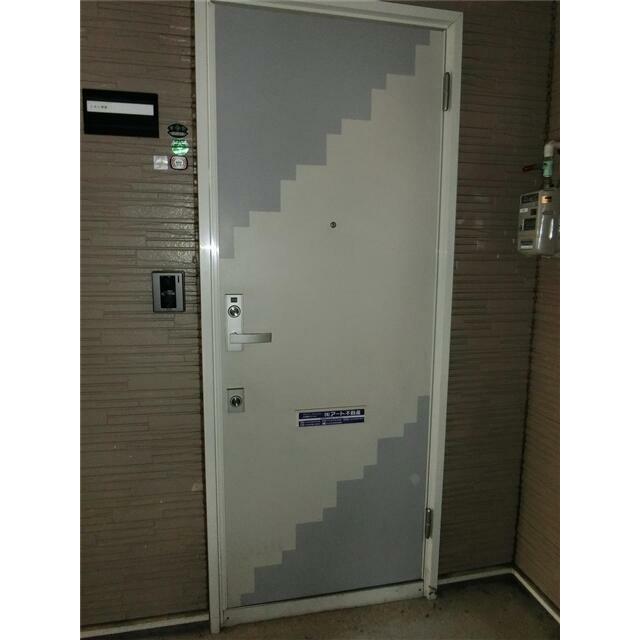 外から見た玄関ドアです。