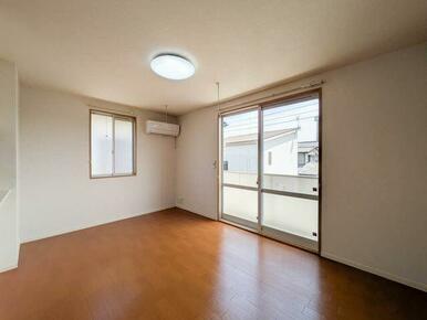 角部屋のため窓の多いお部屋となります。