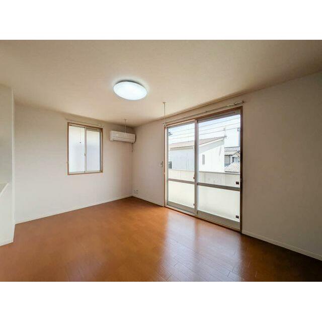 角部屋のため窓の多いお部屋となります。
