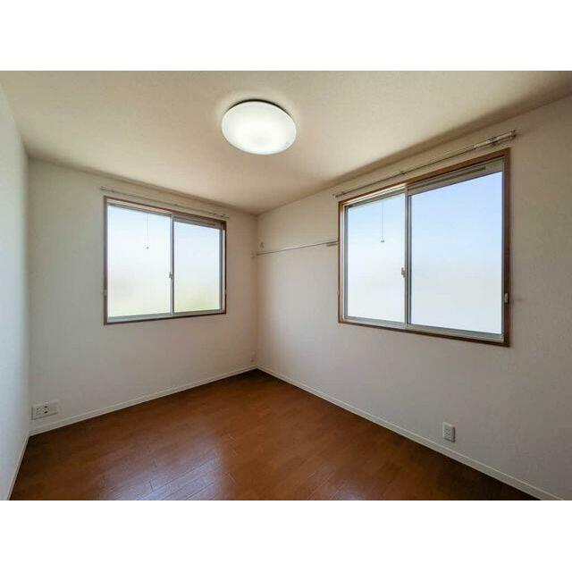 角部屋のため窓の多いお部屋となります。