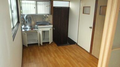 キッチンにも窓付き。