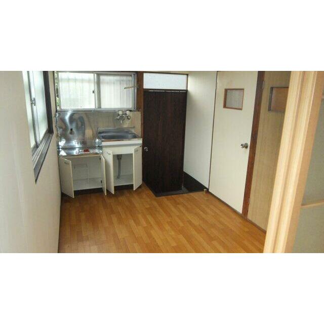 キッチンにも窓付き。