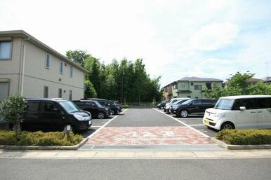 【敷地内駐車場】物件東側に駐車場がございます。敷地が広く転回も容易です。