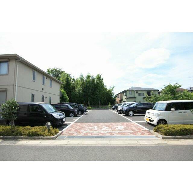 【敷地内駐車場】物件東側に駐車場がございます。敷地が広く転回も容易です。