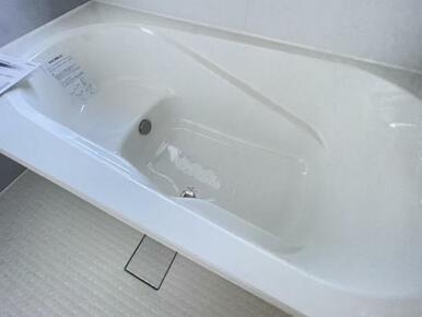 浴槽内はベンチ付きなので半身浴や親子一緒に入浴が楽しめます♪