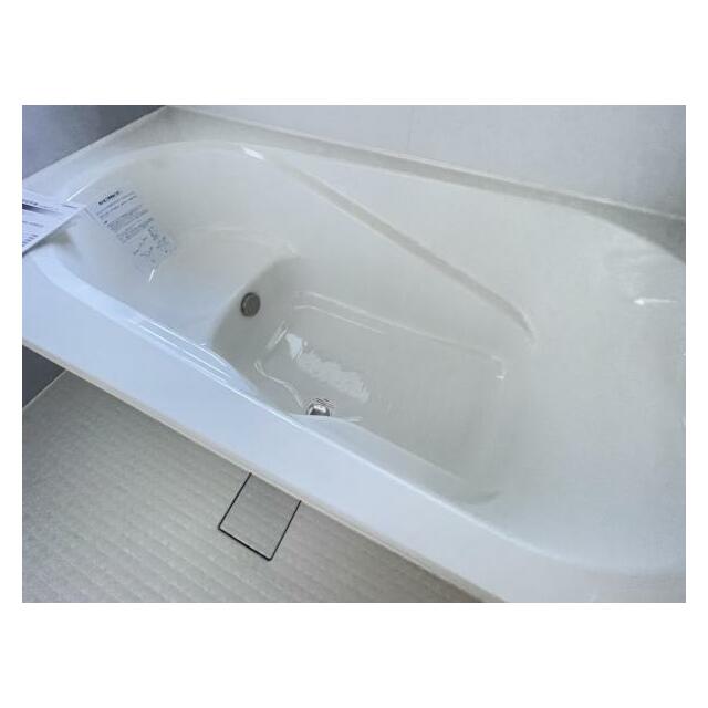 浴槽内はベンチ付きなので半身浴や親子一緒に入浴が楽しめます♪