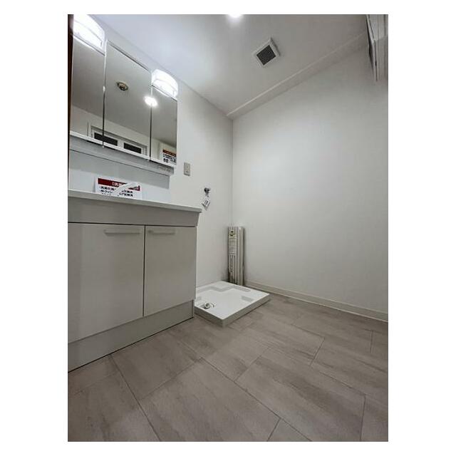 「脱衣室」洗面台は新品交換　鏡面裏が収納棚になっています