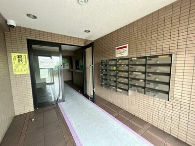 「エントランス」防犯カメラ設置でセキュリティ配慮がございます。