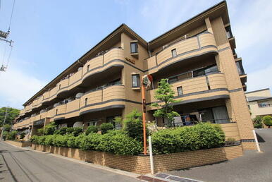 鉄筋コンクリート造3階建てオートロック付きマンション