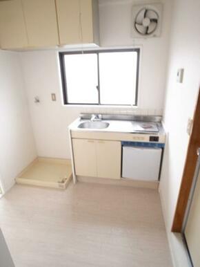 窓付で換気が出来ますね。ミニ冷蔵庫付！参考写真