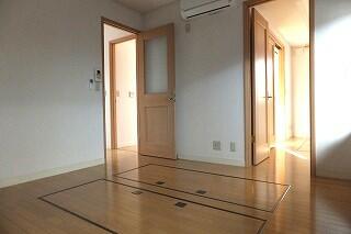 ☆こちらのお部屋にも床下収納が付いています☆