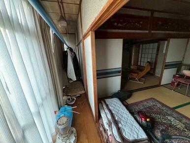 大きな窓に面しており四季折々の庭を眺められます。洗濯物を干す場所としても便利。