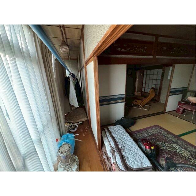 大きな窓に面しており四季折々の庭を眺められます。洗濯物を干す場所としても便利。