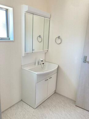 女性のお化粧や男性の身だしなみに洗面台は不可欠（1号棟）