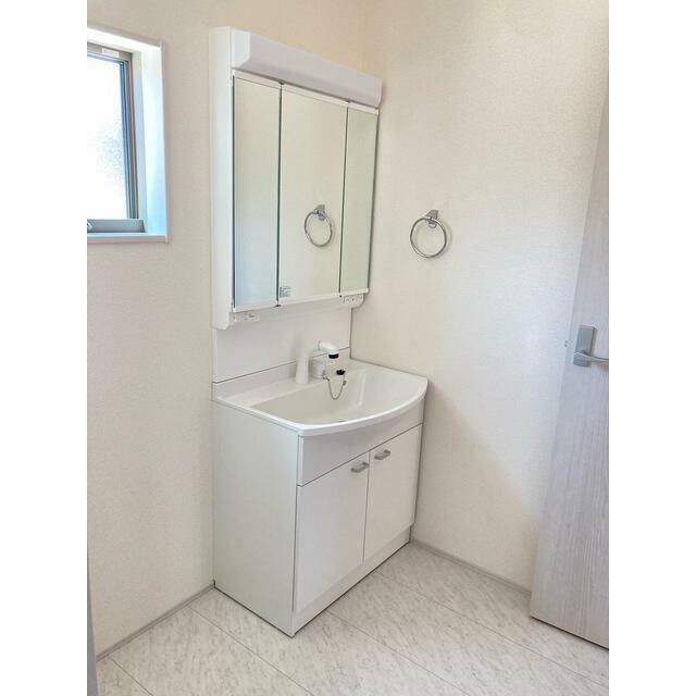 女性のお化粧や男性の身だしなみに洗面台は不可欠（1号棟）