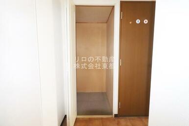廊下にある収納です。車用具や季節ものの収納に便利です。