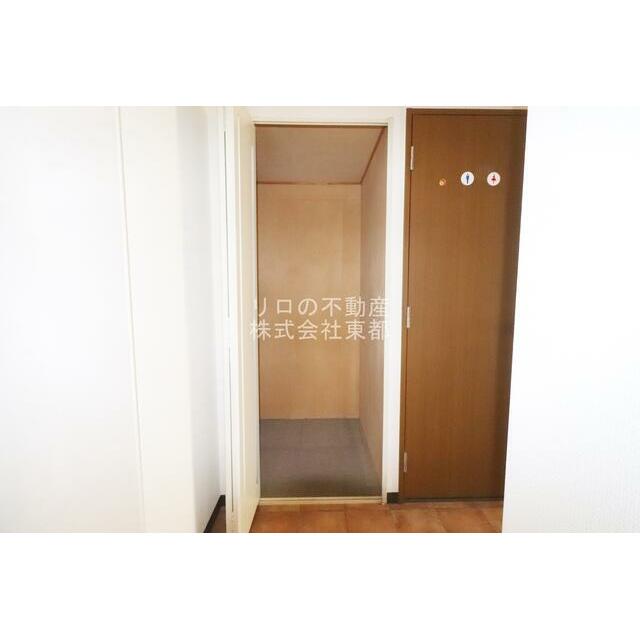 廊下にある収納です。車用具や季節ものの収納に便利です。
