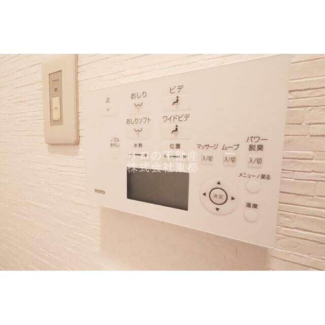 リモコン操作できる温水洗浄便座です☆
