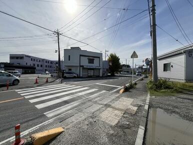 対象地の北東角付近より、接面道路を南東向きに撮影