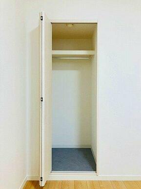 「洋室」北側６帖洋室の収納付きです。