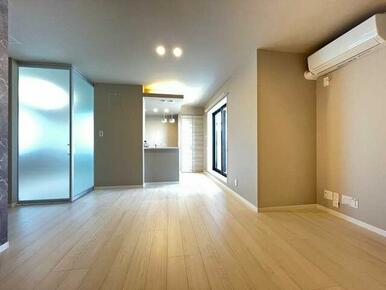 【リビング】明るいトーンの色合いの床材を使用した高級感のあるお部屋となっております。キッチンはデザ…