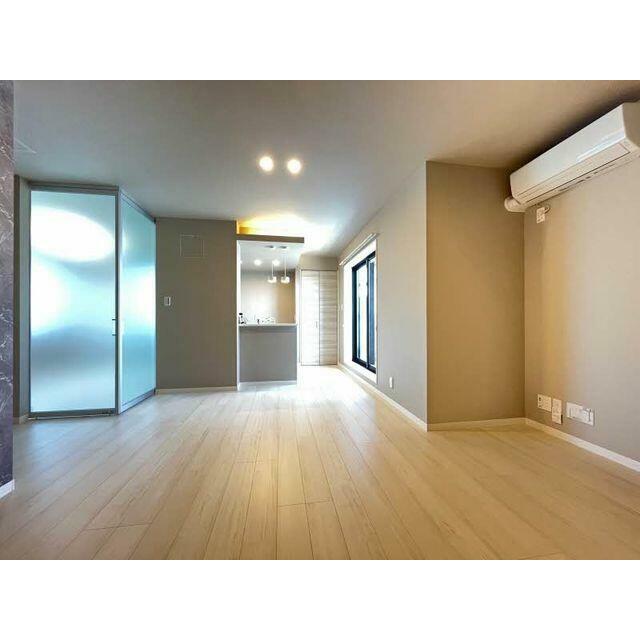 【リビング】明るいトーンの色合いの床材を使用した高級感のあるお部屋となっております。キッチンはデザ…