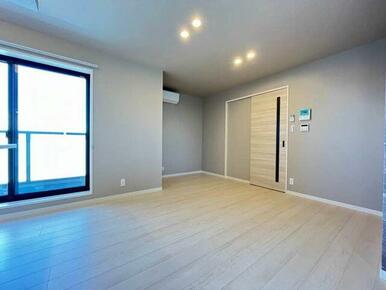 【リビング・ダイニング・キッチン】リビングと合わせて１２．７帖ある空間です。対面キッチンカウンター…