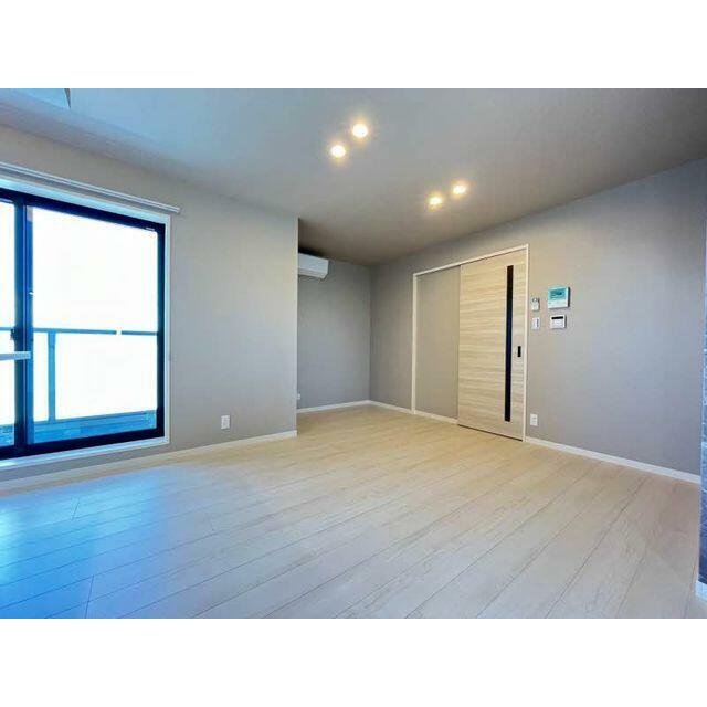 【リビング・ダイニング・キッチン】リビングと合わせて１２．７帖ある空間です。対面キッチンカウンター…