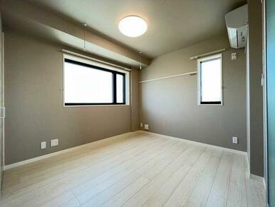 【ベットルーム】６．０帖の洋室です。リビングとの仕切りが天井高まであるスクリーンとなっております。…