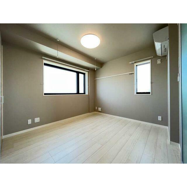 【ベットルーム】６．０帖の洋室です。リビングとの仕切りが天井高まであるスクリーンとなっております。…