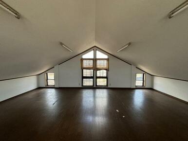 ロッジ風の屋根裏のような雰囲気です