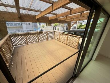 ウッドデッキも広々