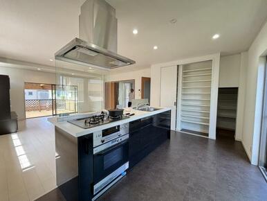 広々としたキッチン空間