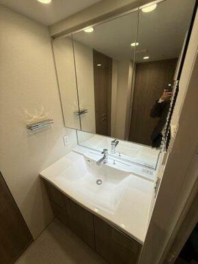 三面鏡の独立洗面台です。